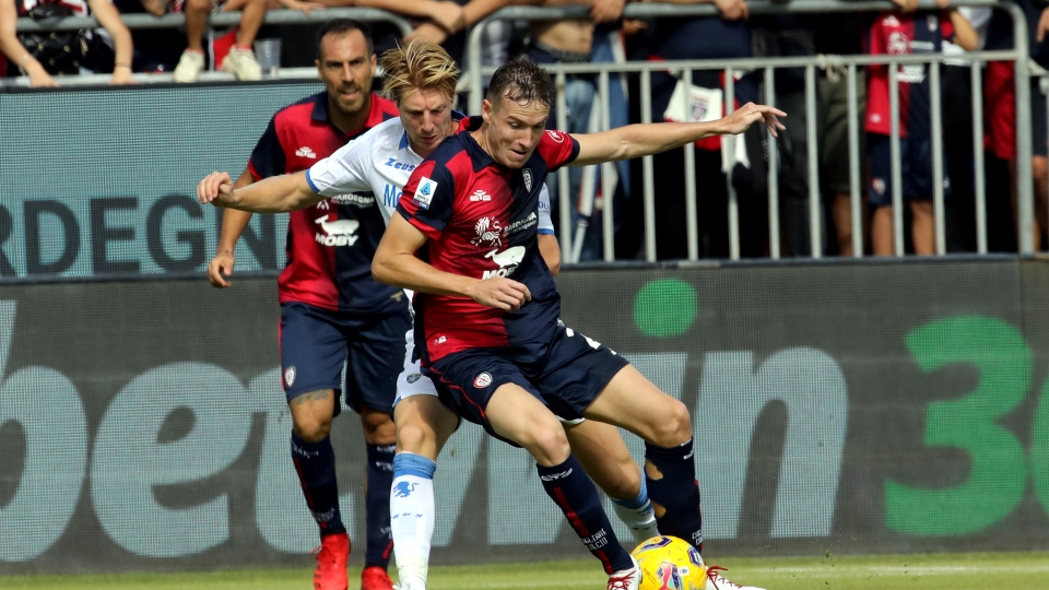 Serie A 4 3 Tra Cagliari E Frosinone Pavoletti Guida Una Rimonta Storica