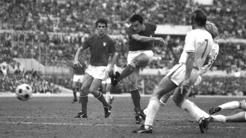 Gigi Riva in azione con la maglia della Nazionale