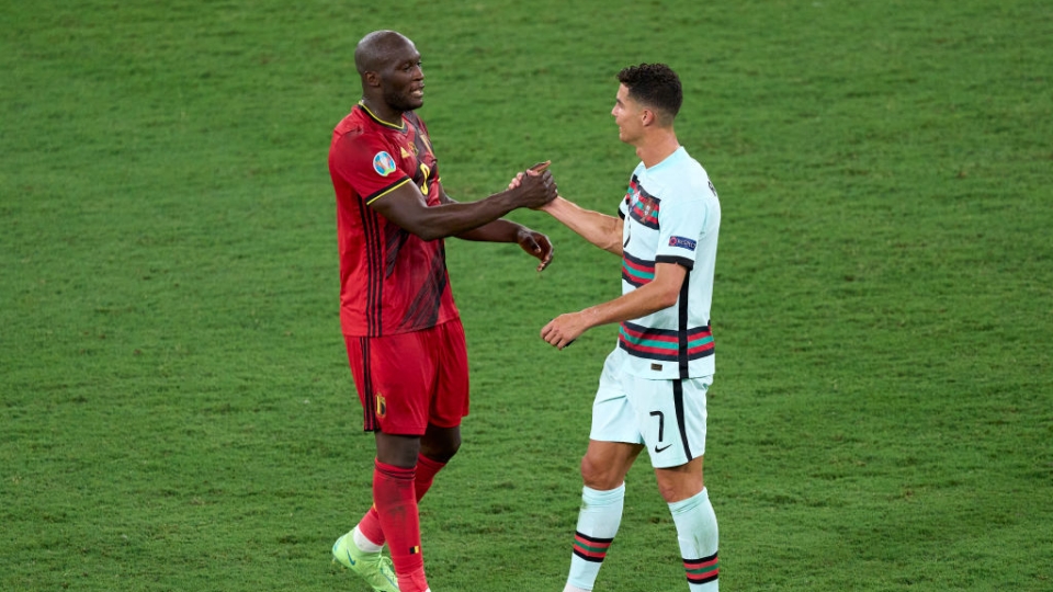 Romelu Lukaku e Cristiano Ronaldo si stringono la mano durante un match tra Belgio e Portogallo
