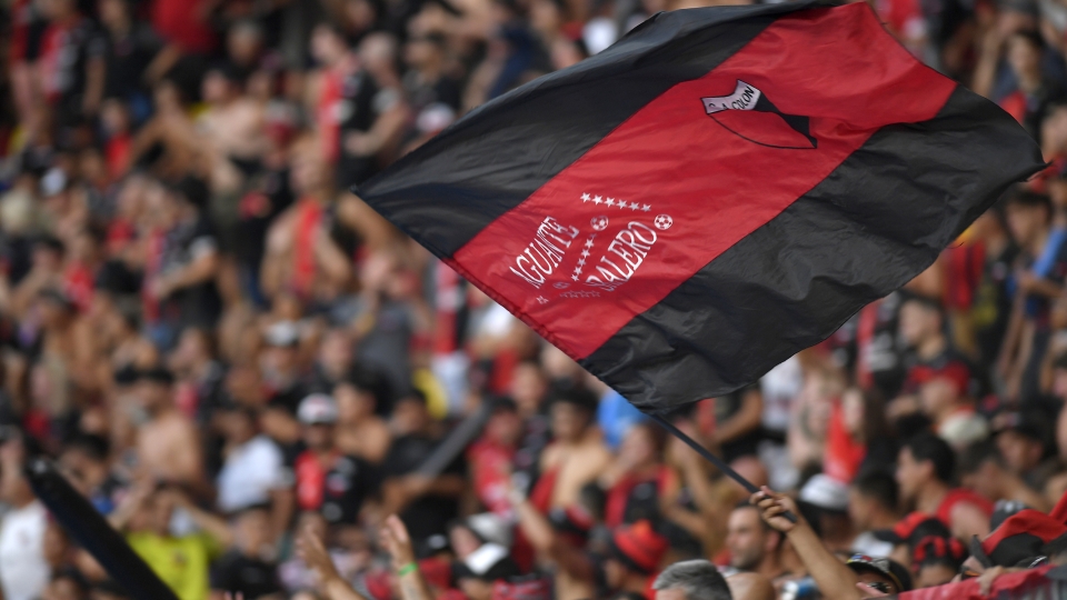 Un tifoso sventola la bandiera del Colón Bandiera Colón