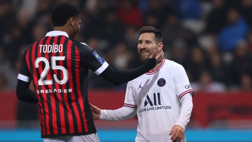 Todibo e Messi si salutano