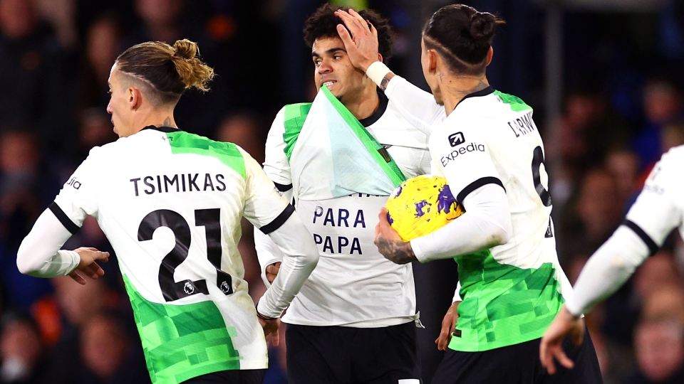 Luis Diaz, Liverpool, mostra la maglia per il padre