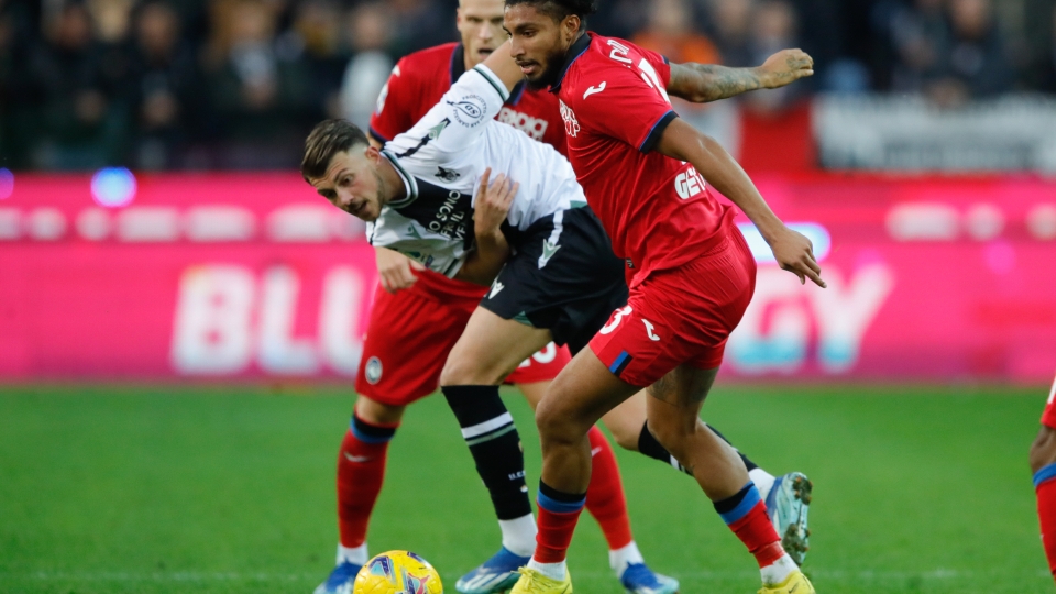 Ederson a contrasto con Lazar Samardzic durante Atalanta-Udinese Ederson