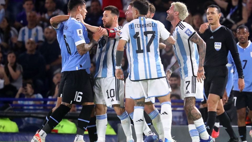 Messi prende per il collo il difensore di Uruguay e Napoli Mathias Olivera Messi prende per il collo il difensore di Uruguay e Napoli Mathias Olivera