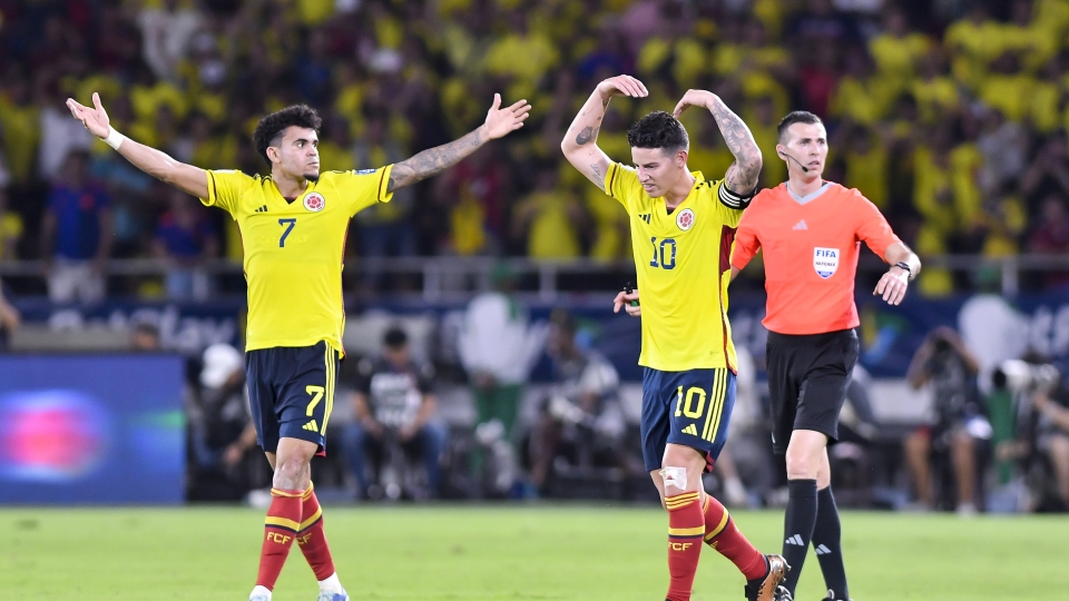 Luis Diaz esulta insieme a James Rodriguez