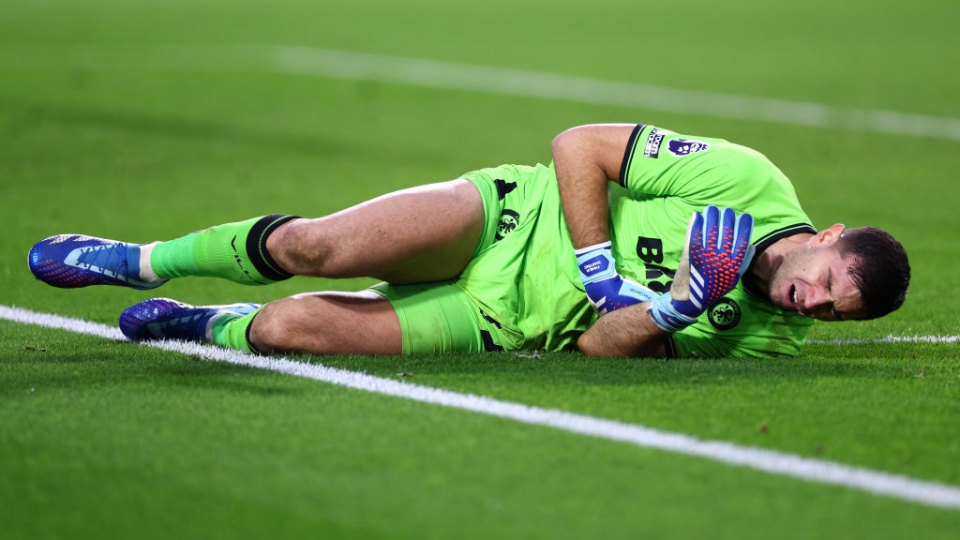 Emiliano Martinez a terra dopo uno scontro in Brentford-Aston Villa