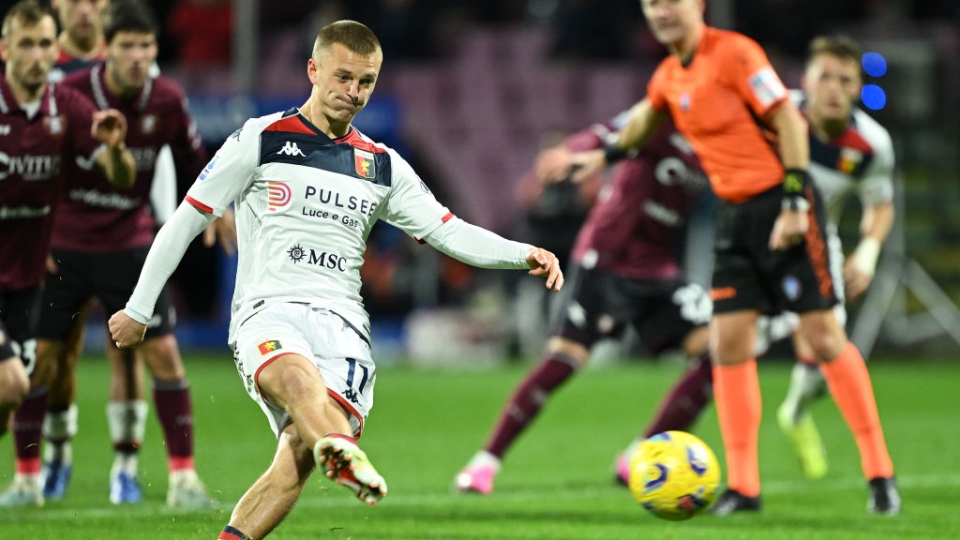 Albert Gudmundsson, Genoa, realizza dal dischetto il gol del 2-1 contro la Salernitana