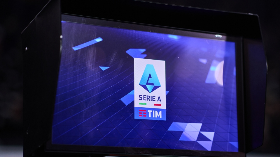 Il logo della Serie A inquadrato da una telecamera Serie A