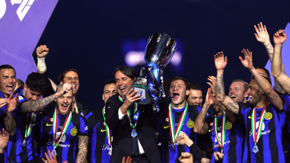 Simone Inzaghi solleva la sua quinta Supercoppa italiana, la terza in nerazzurro