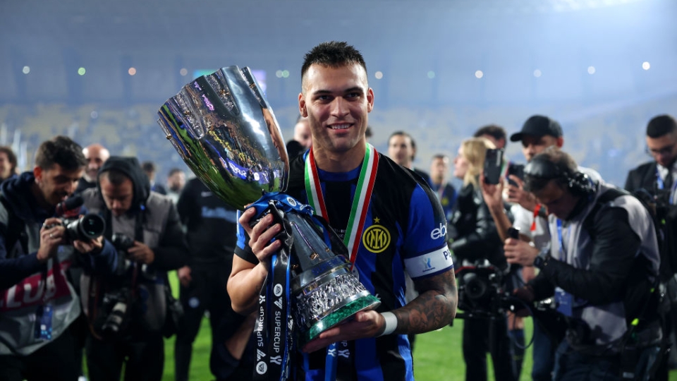 Lautaro Martinez con la Supercoppa italiana 