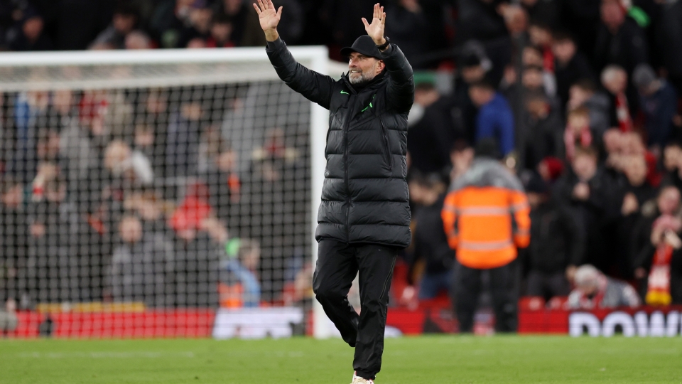 Klopp saluta i tifosi dopo la partita tra Liverpool e Chelsea Jurgen Klopp