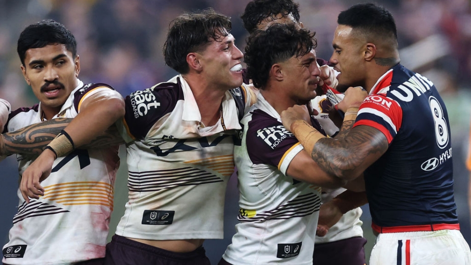 Momento di tensione duranta la sfida di NRL tra Sydney Roosters e Brisbane Broncos Momento di tensione duranta la sfida di NRL tra Sydney Roosters e Brisbane Broncos