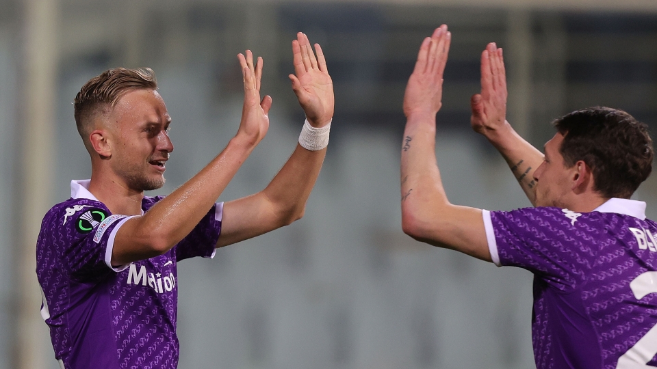 Barak esulta con la maglia della Fiorentina fiorentina, conference, barak