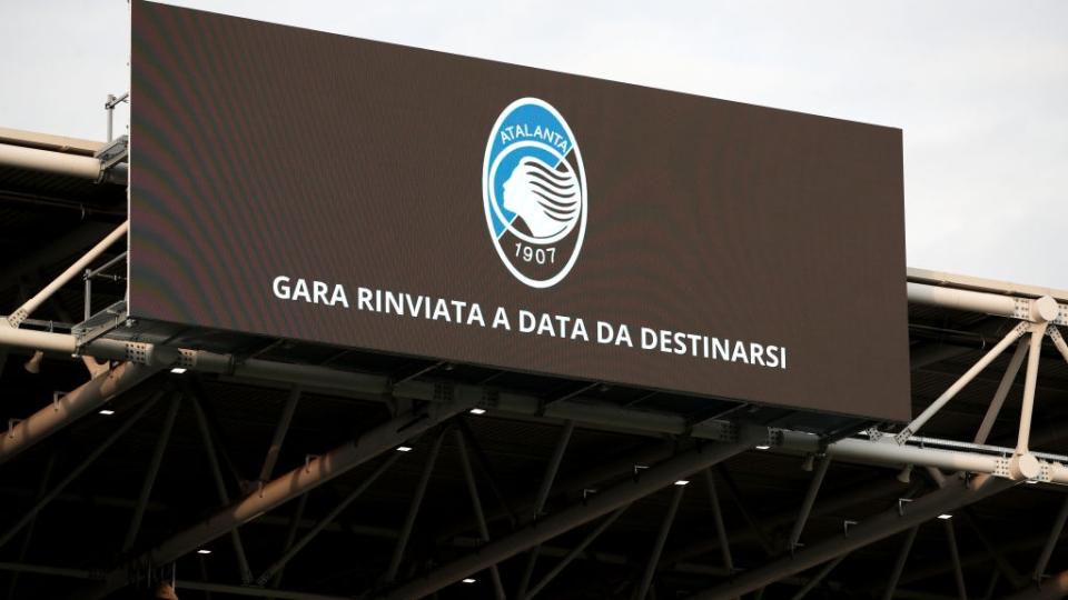 Il tabellone del Gewiss Stadium annuncia il rinvio della sfida tra Atalanta e Fiorentina