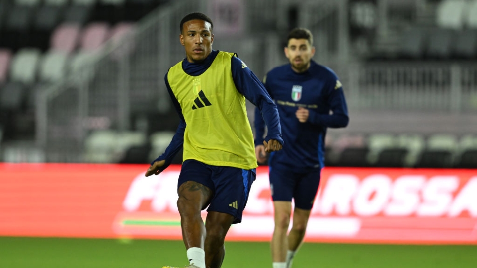 Michael Folorunsho durante una fase di allenamento con la nazionale italiana