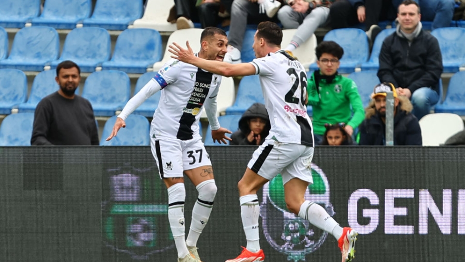 Pereyra (Udinese) abbraccia il compagno di squadra Thauvin, autore del gol al Sassuolo