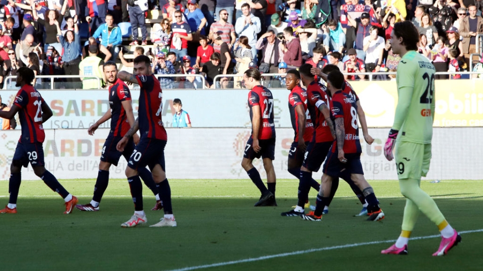 Il Cagliari esulta dopo il successo contro contro la Dea