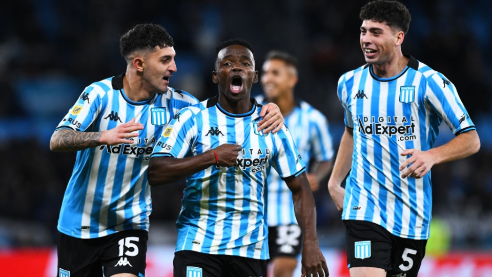 Johan Carbonero esulta dopo il gol del 2-0 tra Racing Club de Avellaneda e Argentinos Juniors: la sfida terminerà 3-0