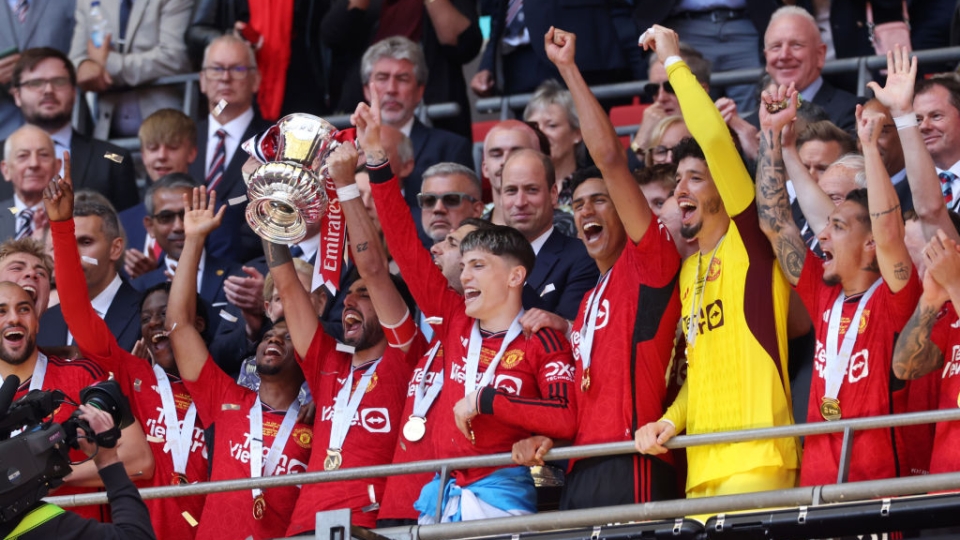 Bruno Fernandes (Manchester United) alza al cielo di Wembley la FA Cup vinta in finale contro il City