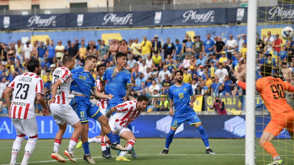 Mattia Finotto segna il gol contro il Vicenza che regala alla Carrarese la promozione in Serie B