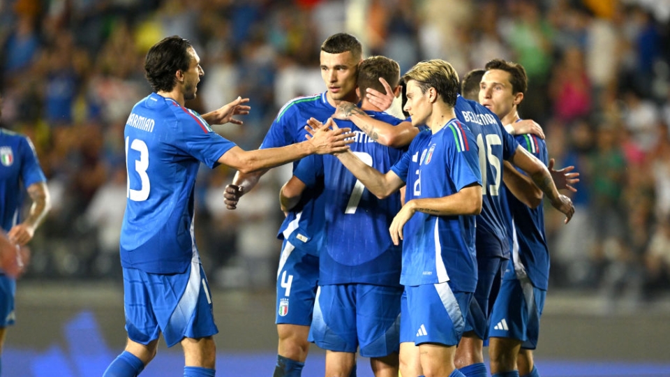 Davide Frattesi festeggiato dai compagni dopo il gol alla Bosnia Erzegovina