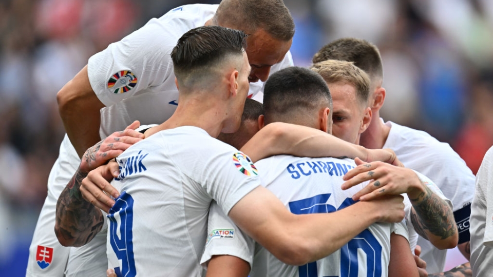 Schranz (Slovacchia) festeggiato dai compagni dopo il gol al Belgio a Euro 2024