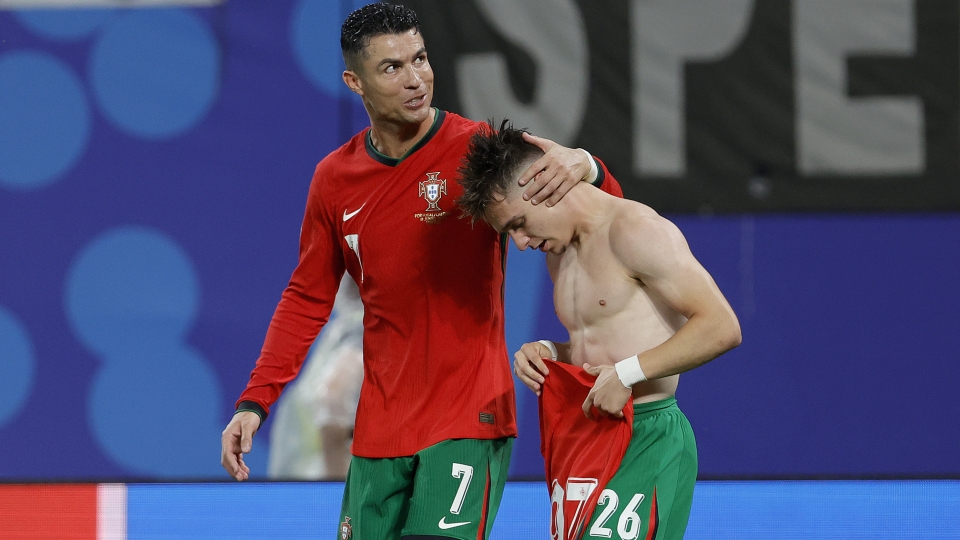 Cristiano Ronaldo abbraccia Francisco Conceicao, autore del gol del 2-1 tra Portogallo e Repubblica Ceca a Euro 2024