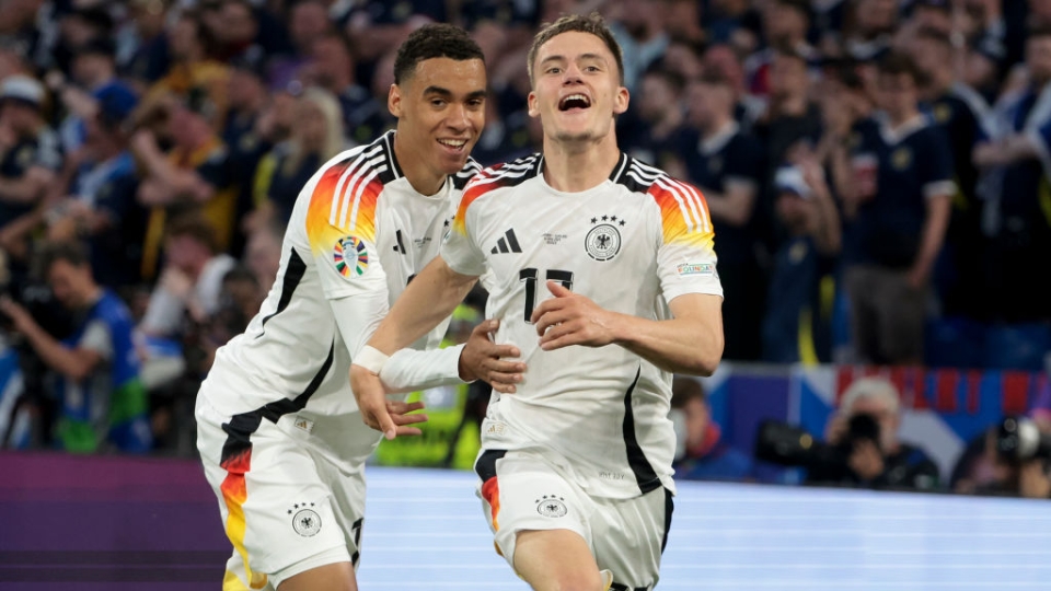 Jamal Musiala e Florian Wirtz esultano dopo il gol del classe 2003 del Bayer Leverkusen alla Scozia nella gara inaugurale di Euro 2024