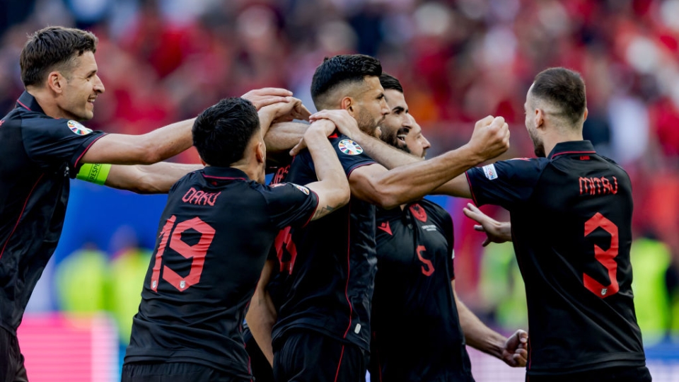 Klaus Gjasula (Albania) festeggiato dai compagni dopo il gol del 2-2 contro la Croazia a Euro 2024