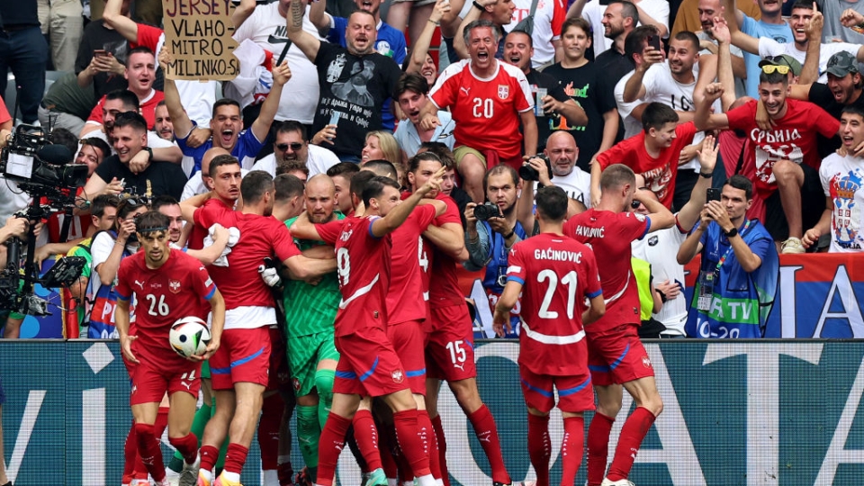 Luka Jovic (Serbia) festeggiato dai compagni dopo il gol contro la Slovenia a Euro 2024 Luka Jovic (Serbia) festeggiato dai compagni dopo il gol contro la Slovenia a Euro 2024