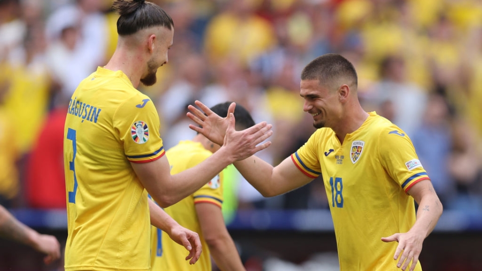 Marin esulta con Dragusin dopo il gol realizzato in Romania-Ucraina