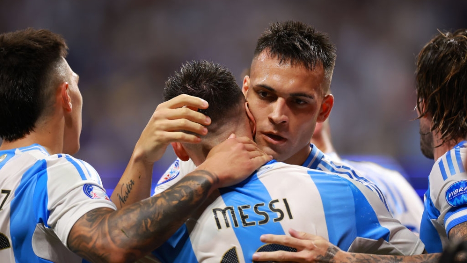 Lautaro Martinez e Lionel Messi esultano 