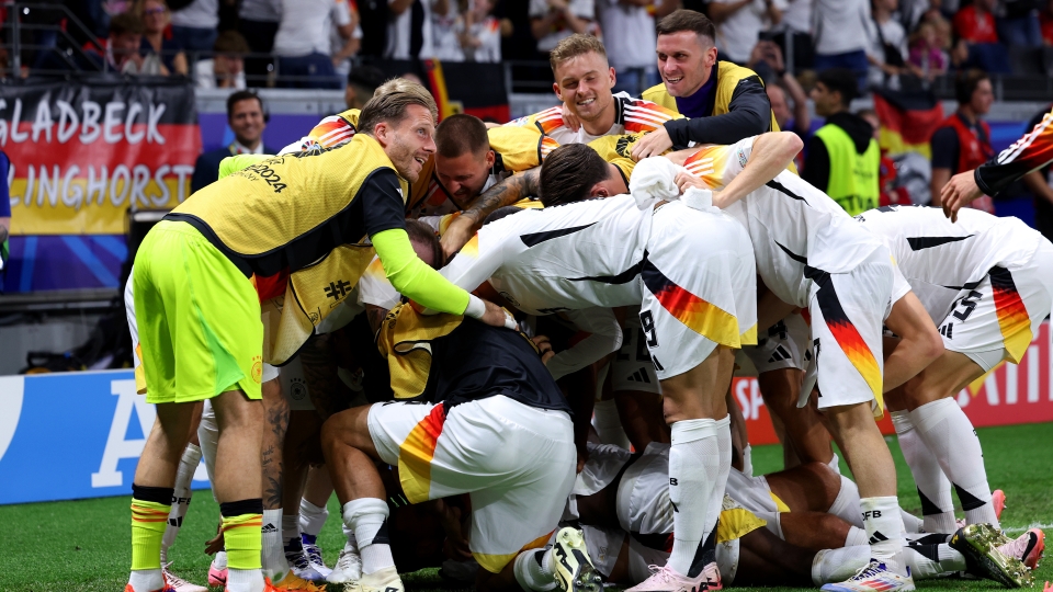 I calciatori della Germania festeggiano dopo un gol a Euro 2024