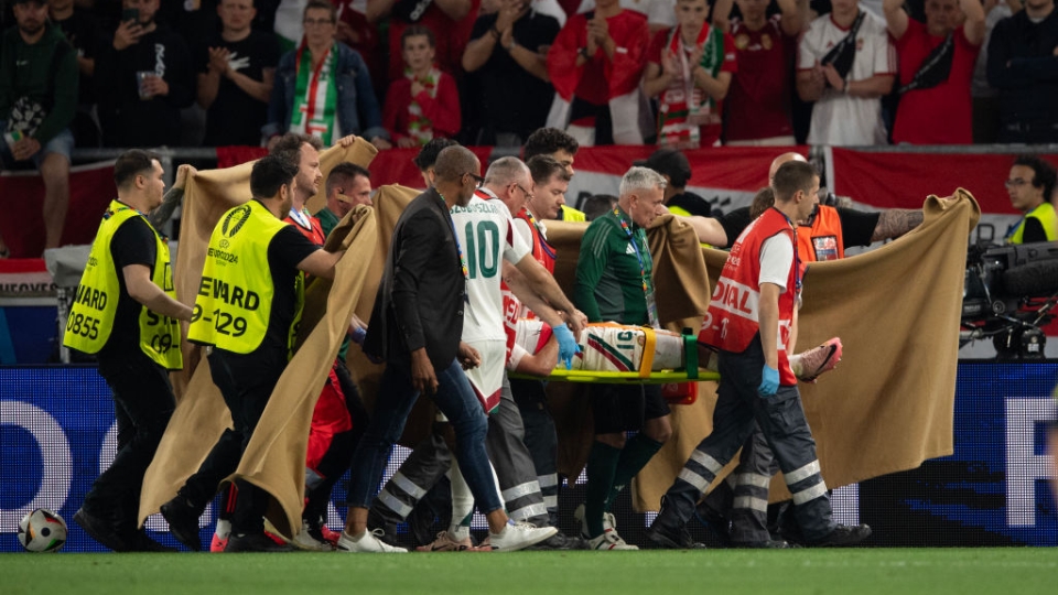 Barnabas Varga (Ungheria) portato fuori dal campo in barella 