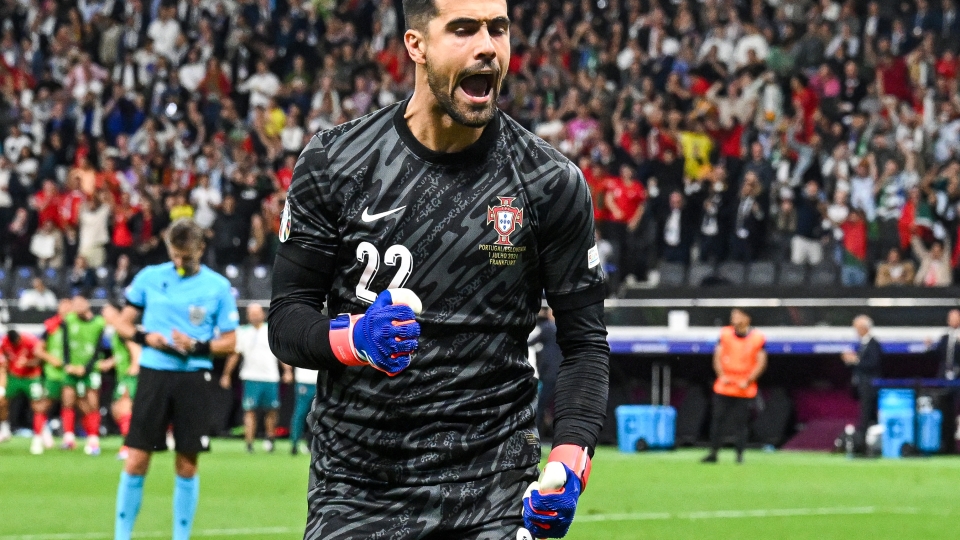 Diogo Costa esulta dopo aver parato un rigore contro la Slovenia Diogo Costa