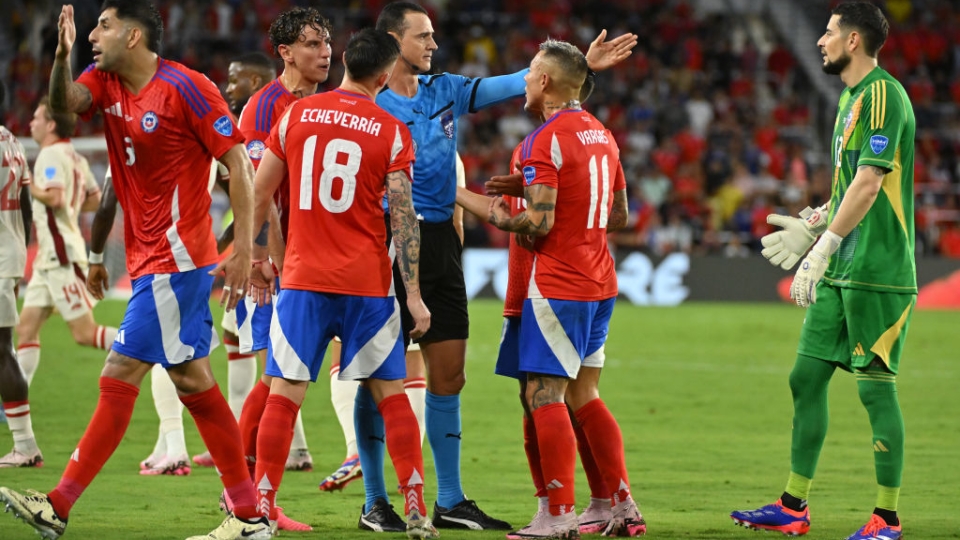 I calciatori del Cile protestano con il direttore di gara colombiano Wilmar Roldan per alcune decisioni durante il match di Copa America contro il Canada