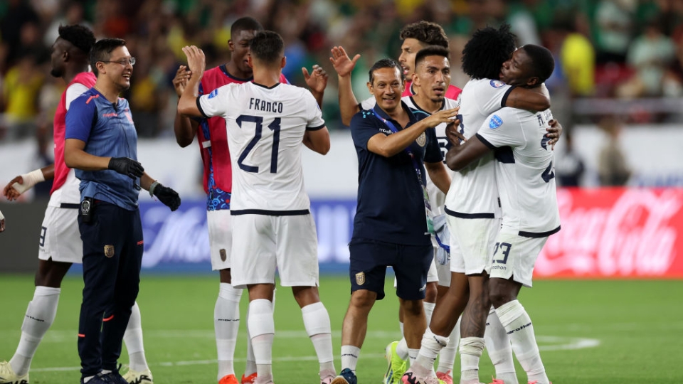 I calciatori ecuadoregni festeggiano la qualificazione ai quarti della Copa America dopo lo 0-0 nella sfida da dentro o fuori contro il Messico