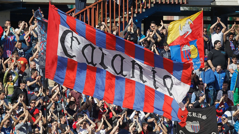 Tifosi del Catania in curva allo stadio Angelo Massimino