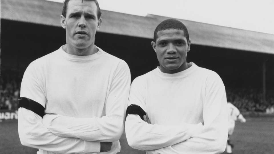 Albert Johanneson e Ian Lawson con la maglia del Leeds United. Albert Johanneson, Ian Lawson, Leeds United, Premier League