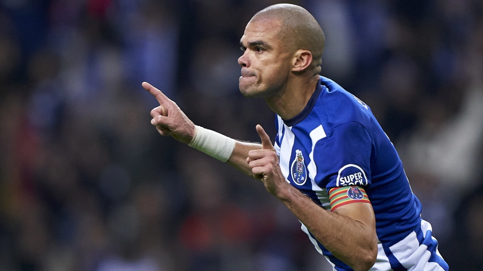 Pepe esulta dopo il gol in Porto-Anversa