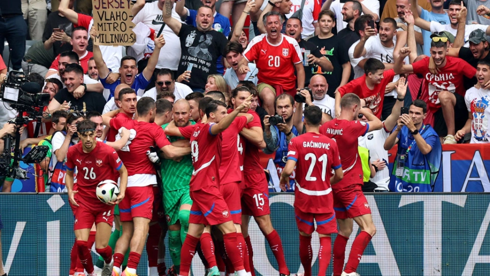 Luka Jovic (Serbia) festeggiato dai compagni dopo il gol contro la Slovenia a Euro 2024