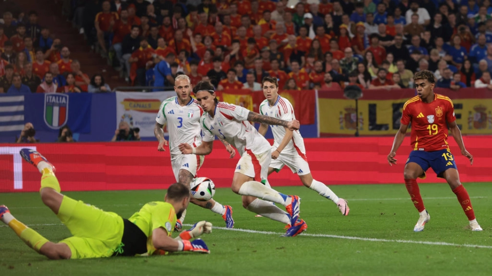 Riccardo Calafiori infila il proprio portiere, Gianluigi Donnarumma, durante il match del girone B di Euro 2024 tra Spagna e Italia