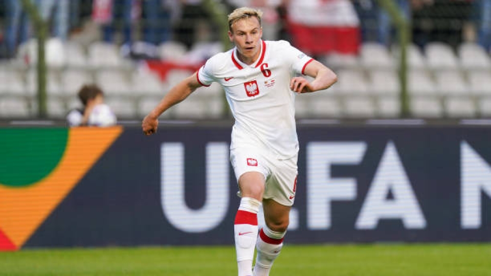 Szymon Żurkowski, centrocampista dello Spezia, con la maglia della Polonia Szymon Żurkowski