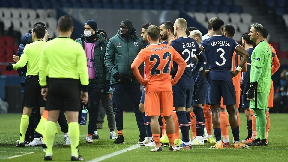 A Parigi match sospeso per razzismo, le foto