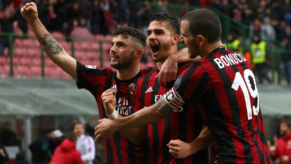 Patrick Cutrone (L), Andre Silva (C) and Leonardo Bonucci celebrate an AC Milan goal Andre Silva Patrick Cutrone Leonardo Bonucci - cropped