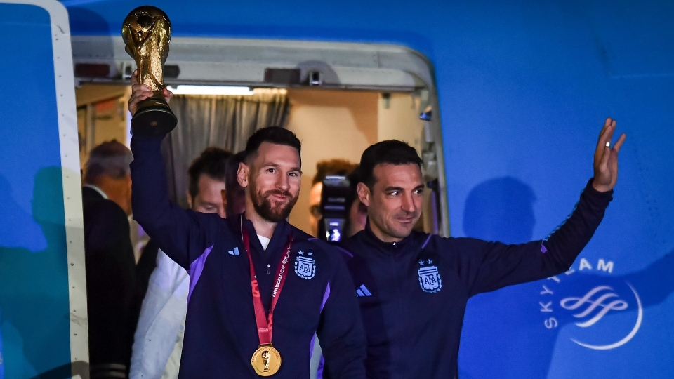 Argentina, Lionel Messi e Lionel Scaloni atterrano a Buenos Aires con la Coppa del Mondo