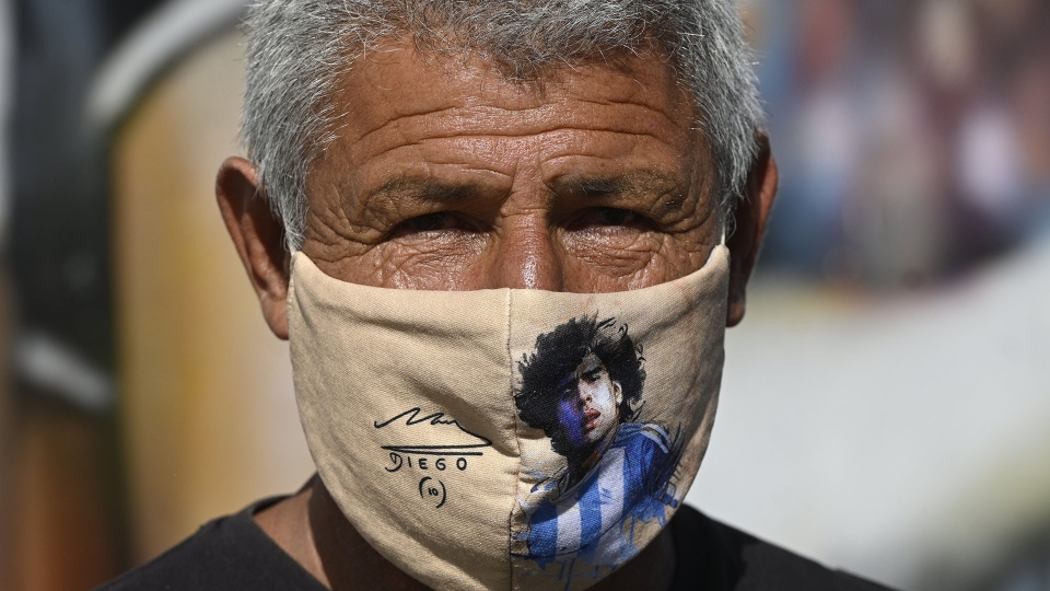 Argentini vicini a Maradona nel momento più duro: le foto