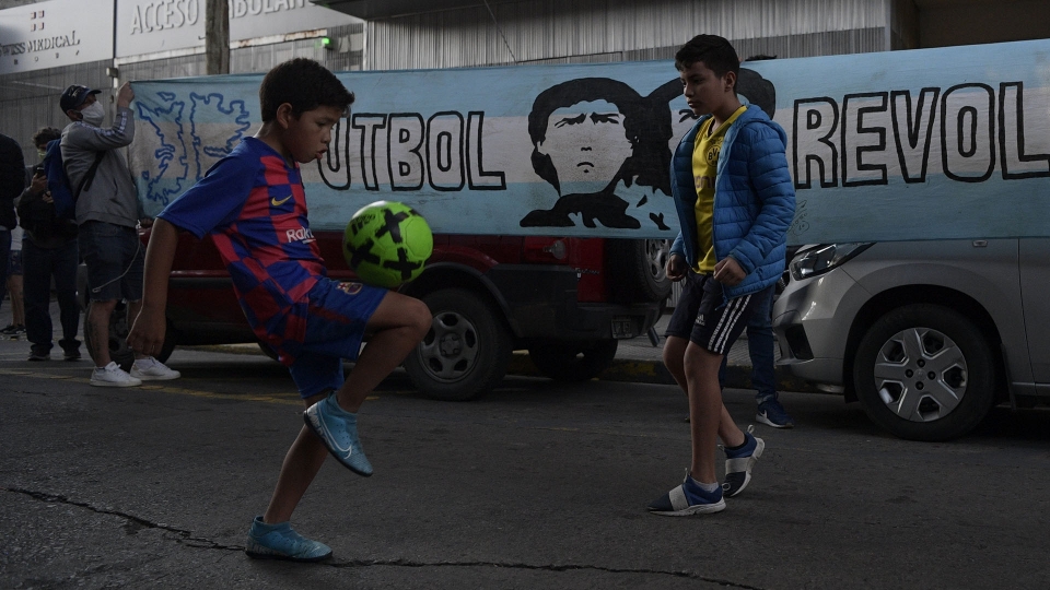 Argentini vicini a Maradona nel momento più duro: le foto