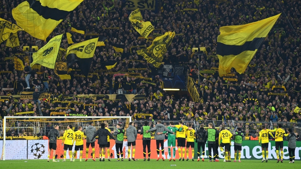 Il Borussia Dortmund festeggia sotto il Muro Giallo
