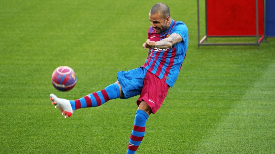 Barcellona, Dani Alves si presenta in... infradito: le foto